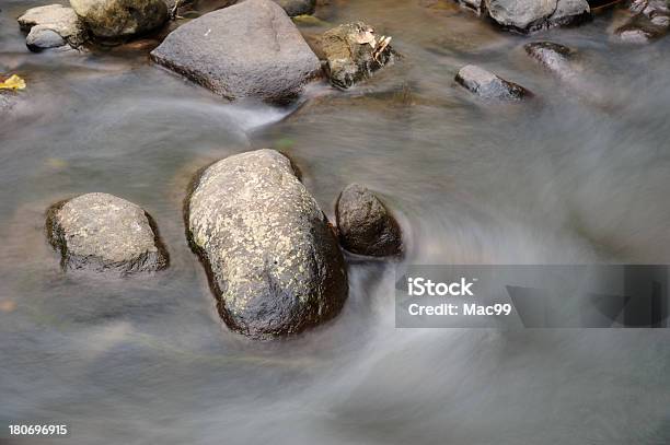Steine Im Wasser Schwebenzeit Stockfoto und mehr Bilder von Abstrakt - Abstrakt, Ansicht aus erhöhter Perspektive, Bach