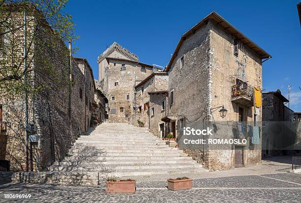 Foto de Scalinata Del Belvedere Sermoneta Lazio Itália e mais fotos de stock de Aldeia - Aldeia, Beco, Casa