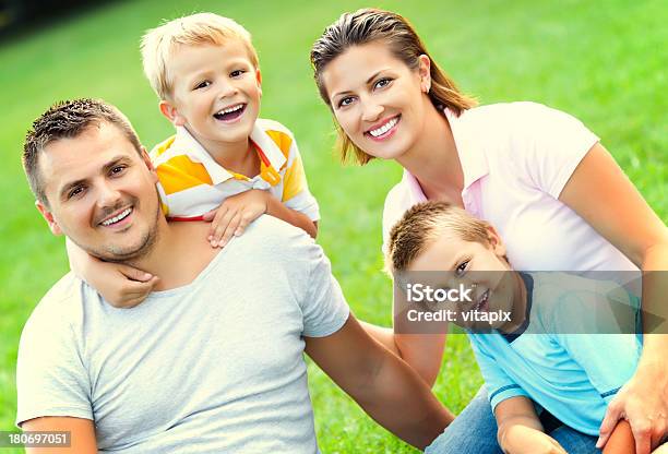 Photo libre de droit de Famille Dans Le Parc banque d'images et plus d'images libres de droit de Adulte - Adulte, Assis, Beauté