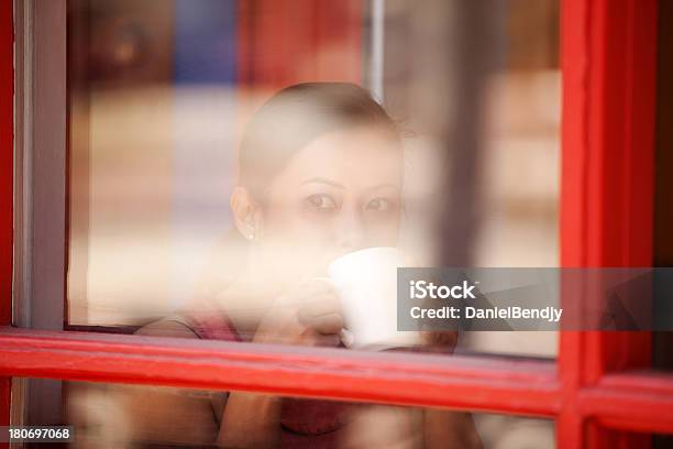 Asiatische Frau Trinkt Kaffee Hinter Dem Fenster Stockfoto und mehr Bilder von Asiatischer und Indischer Abstammung - Asiatischer und Indischer Abstammung, Attraktive Frau, Betrachtung