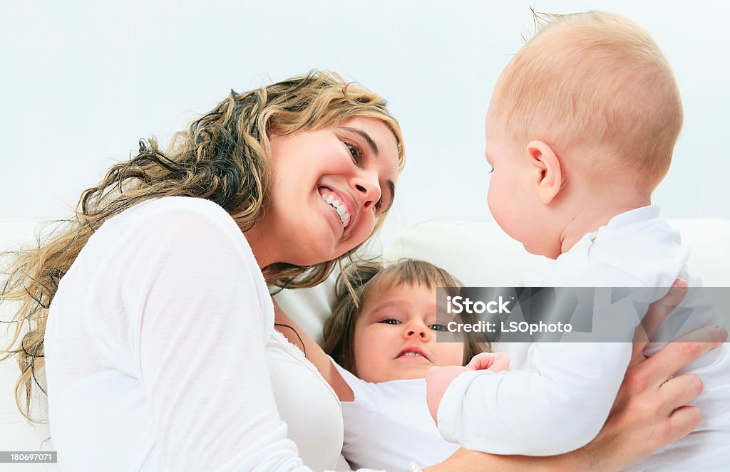 Madre con bambino sul divano - Foto stock royalty-free di 12-17 mesi