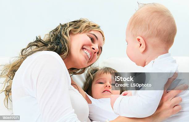 Madre Con Bambino Sul Divano - Fotografie stock e altre immagini di 12-17 mesi - 12-17 mesi, 12-23 mesi, Accudire