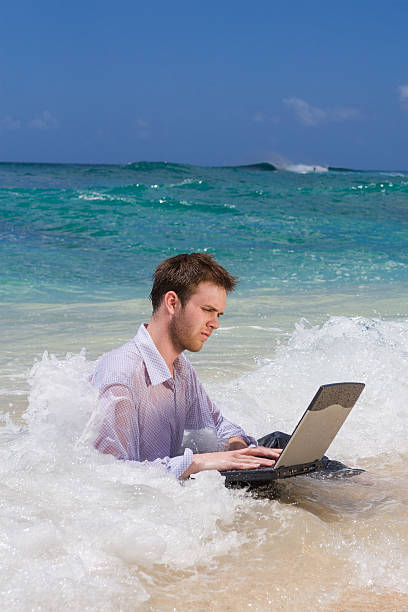 surfar na net - stranded beached beach businessman imagens e fotografias de stock
