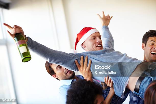 Er Mag Die Eine Gute Zeit Stockfoto und mehr Bilder von Weihnachten - Weihnachten, Alkoholismus, Crowd Surfing