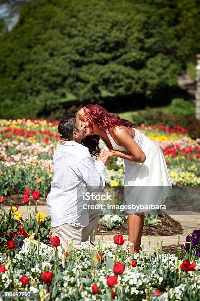 Photo libre de droit de Couple Dans Le Jardin banque d'images et plus d'images libres de droit de 30-34 ans - 30-34 ans, 50-54 ans, Adulte