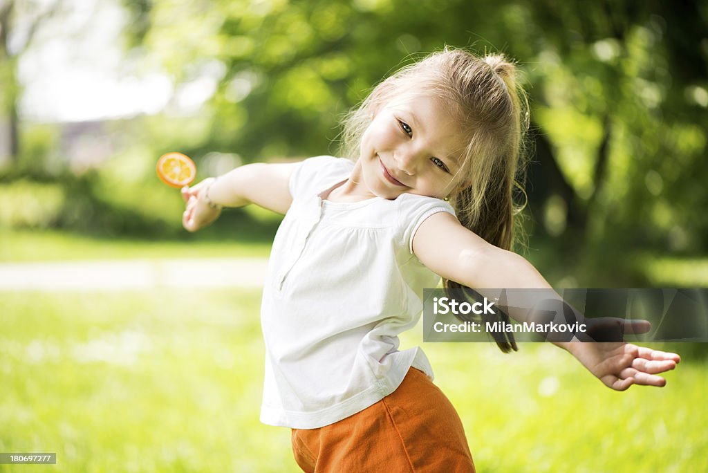Bambina nel parco - Foto stock royalty-free di 4-5 anni