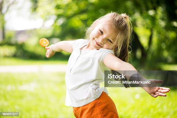 Bambina Nel Parco - Fotografie stock e altre immagini di 4-5 anni - 4-5 anni, Allegro, Ambientazione esterna