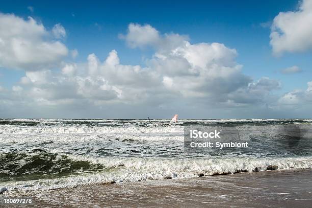 Пляж С Windsurfer В Волны — стоковые фотографии и другие картинки Зюльт - Зюльт, Балтийское море, Бежевый