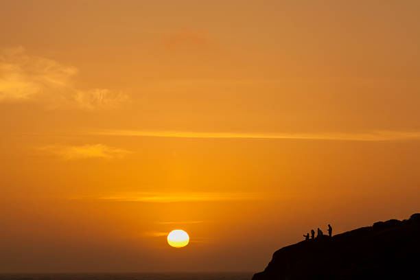 Persone Guardare il tramonto - foto stock