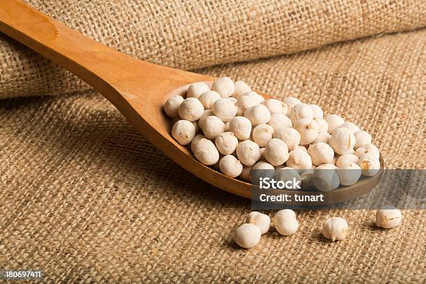 Los Garbanzos Blanco Foto de stock y más banco de imágenes de Alimento - Alimento, Arpillera, Blanco - Color