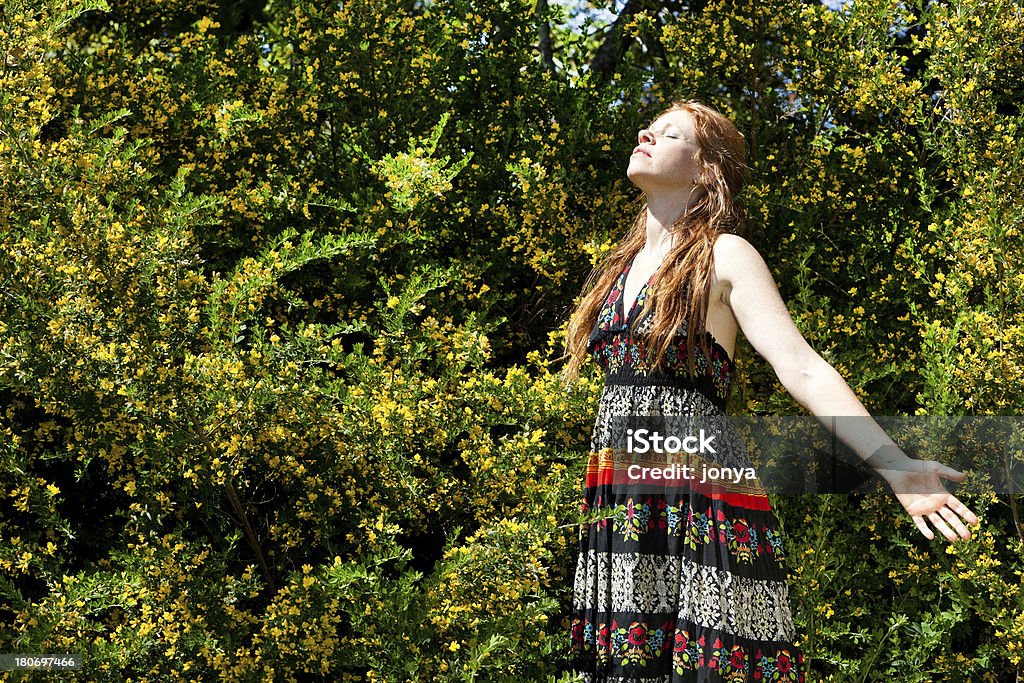 Ruiva com os braços esticados - Foto de stock de 30 Anos royalty-free