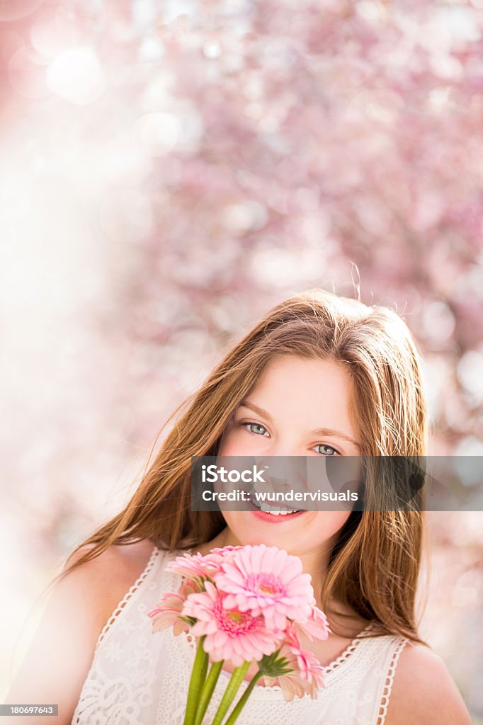 Ragazza guardando la telecamera nel fiorente park - Foto stock royalty-free di Adolescente