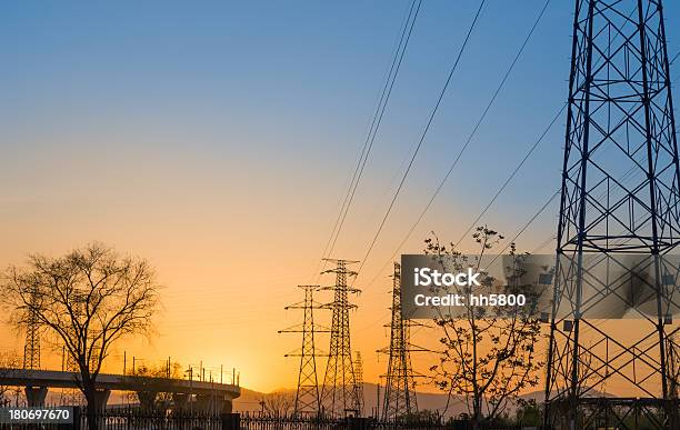 Torre De Altatensão - Fotografias de stock e mais imagens de Alta Voltagem - Alta Voltagem, Alto - Descrição Física, Anoitecer