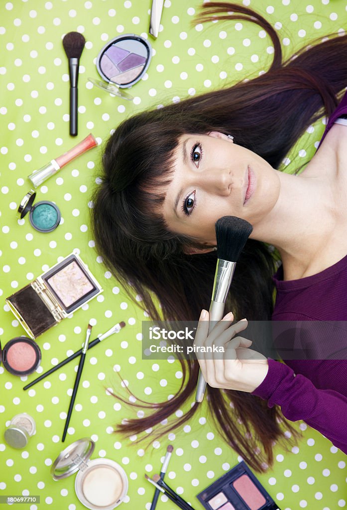 Jovem mulher aplicar Maquilhagem - Royalty-free Adulto Foto de stock