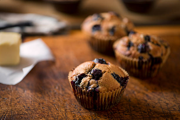свежий черничный кексы-xxxl - muffin blueberry muffin blueberry butter стоковые фото и изображения