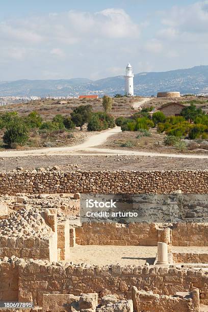 Foto de Paphos Sítio Arqueológico De Chipre Coluna E Farol Branco e mais fotos de stock de Arcaico