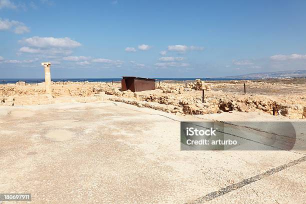 Lonely Única Columna En Paphos Roman Antiguo Sitio Arqueológicos De Chipre Foto de stock y más banco de imágenes de Antiguo