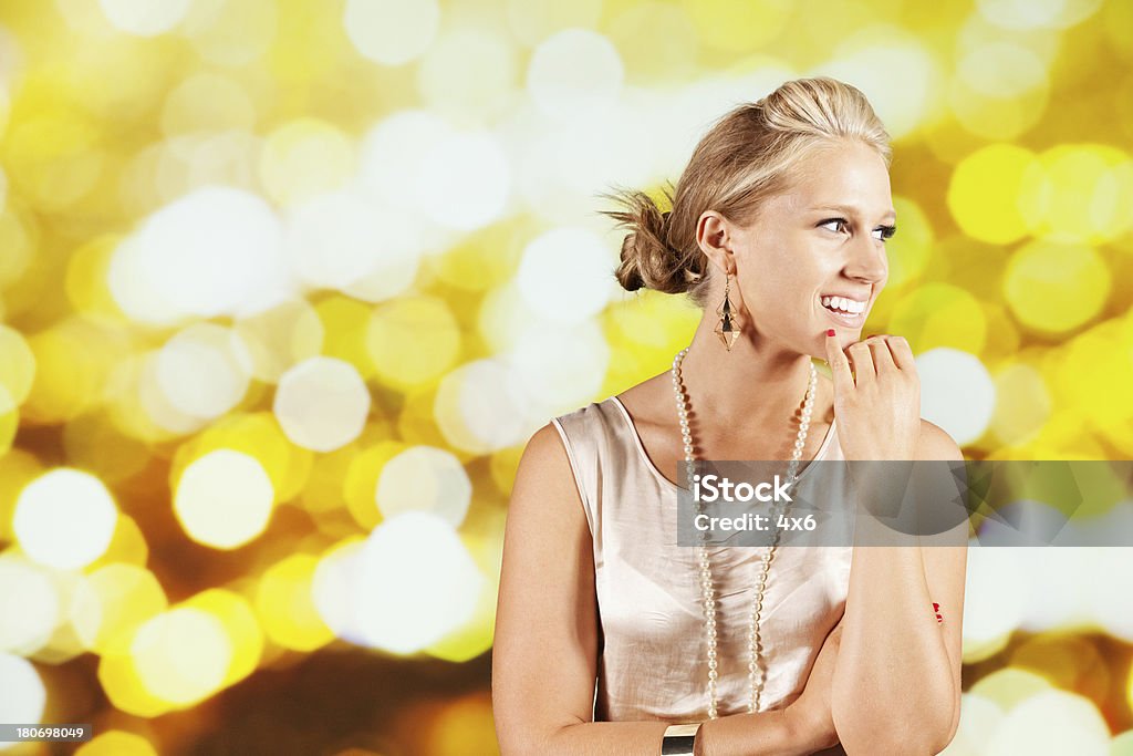 魅力的な笑顔若い美しい女性 - イヤ�リングのロイヤリティフリーストックフォト