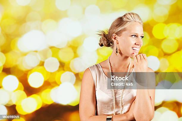 Atrakcyjna Młoda Piękna Kobieta Uśmiecha Się - zdjęcia stockowe i więcej obrazów Blond włosy - Blond włosy, Kolczyk - Biżuteria, Modelka i model