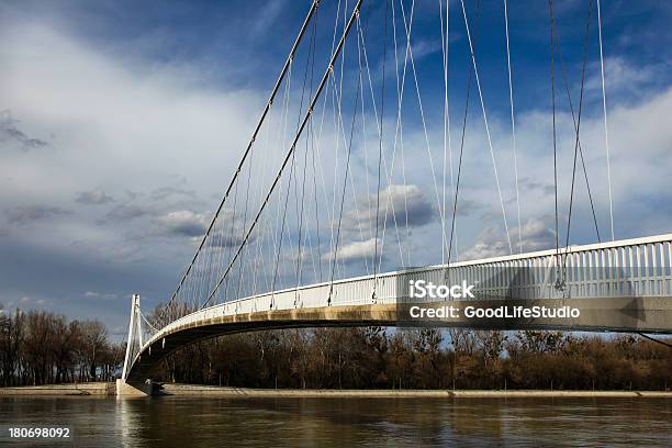 Puente Peatonal Foto de stock y más banco de imágenes de Aire libre - Aire libre, Arquitectura, Cielo