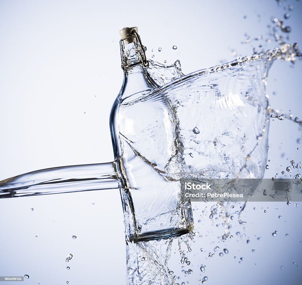 Bottiglia d'acqua Splash. Volare su sfondo bianco. - Foto stock royalty-free di Acqua