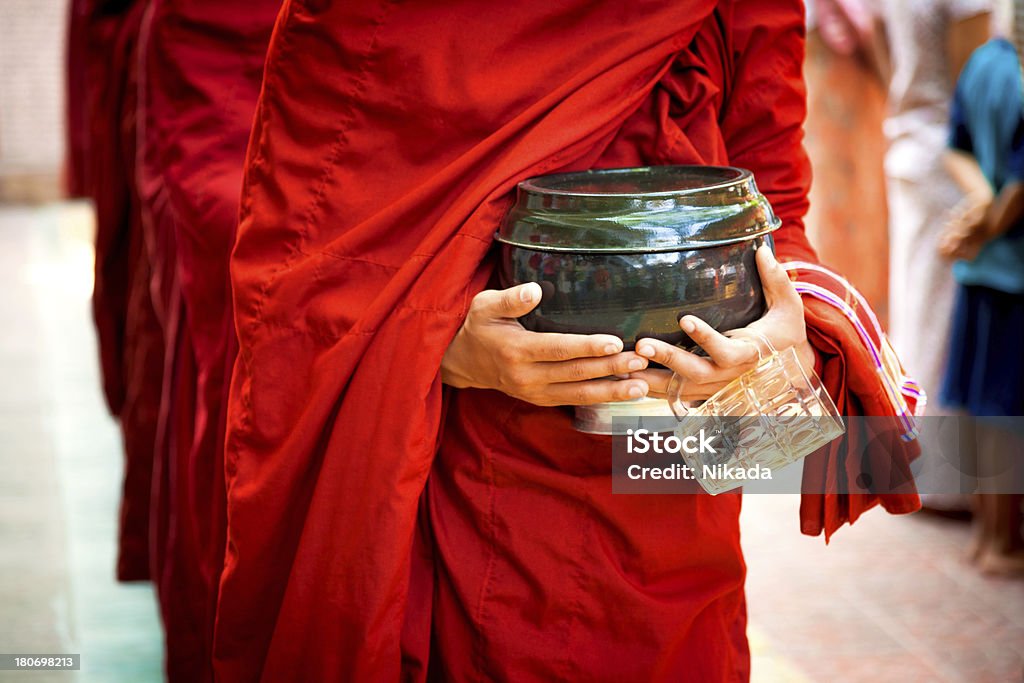 Moines bouddhistes à mendier de la nourriture - Photo de Action caritative et assistance libre de droits