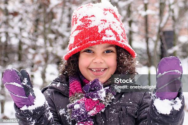 여자아이 게임하기 있는 인공눈 아이에 대한 스톡 사진 및 기타 이미지 - 아이, 눈-냉동상태의 물, 겨울