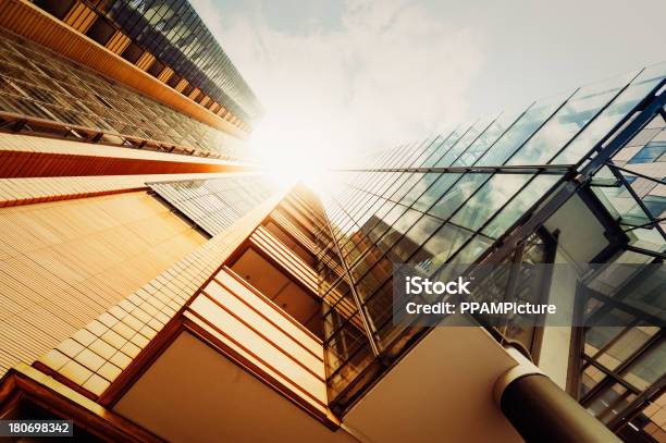 Futurystyczny Office Building - zdjęcia stockowe i więcej obrazów Majątek - Majątek, Organizacja, Miasto