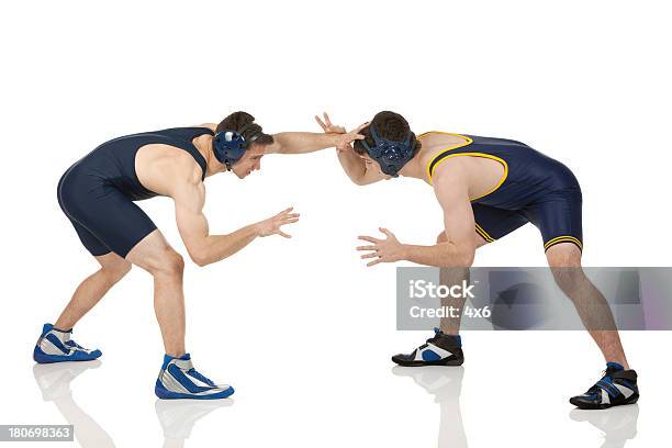 Wrestlers En Acción Foto de stock y más banco de imágenes de 20 a 29 años - 20 a 29 años, Accesorio de cabeza, Actividad