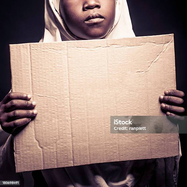 若いイスラム教徒の少女の上に分離標識ブラック - ケニアのストックフォトや画像を多数ご用意 - ケニア, 女の子, 貧困