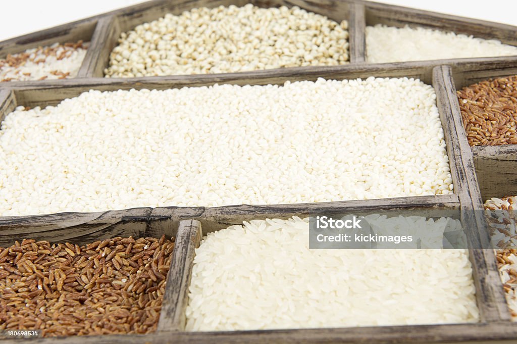 Ассорти из зерновых в деревянной контейнер - Стоковые фото Киноа роялти-фри