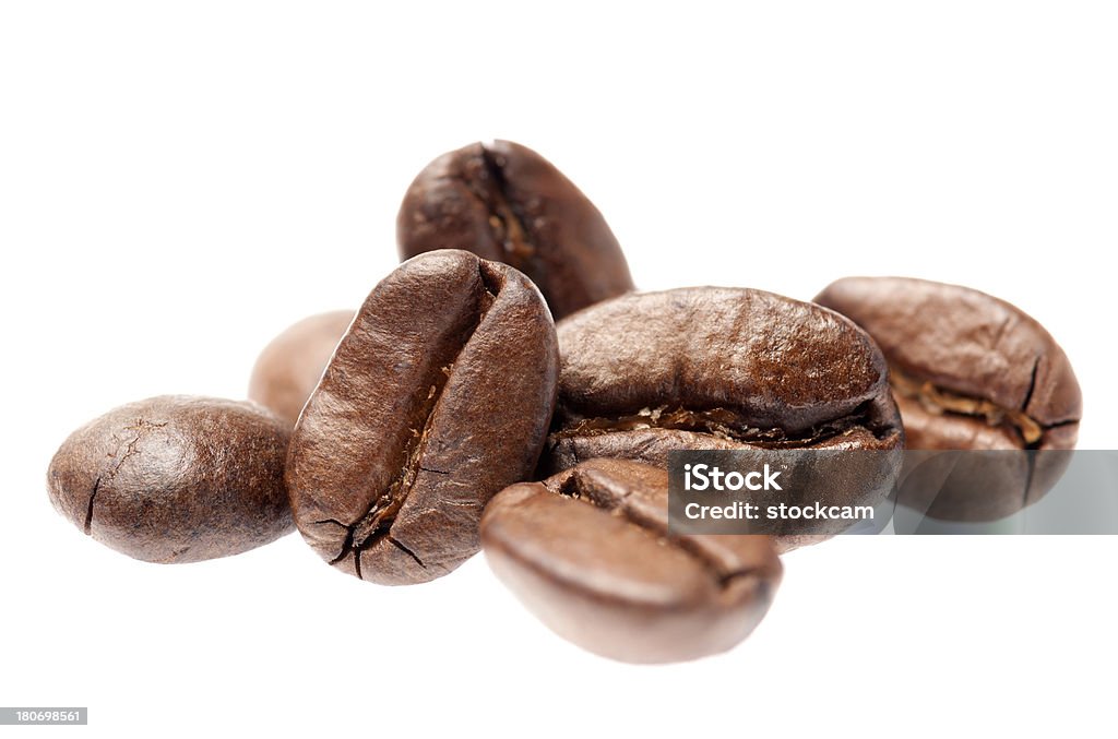 Primer plano de los granos de café, sobre fondo blanco - Foto de stock de Judía libre de derechos