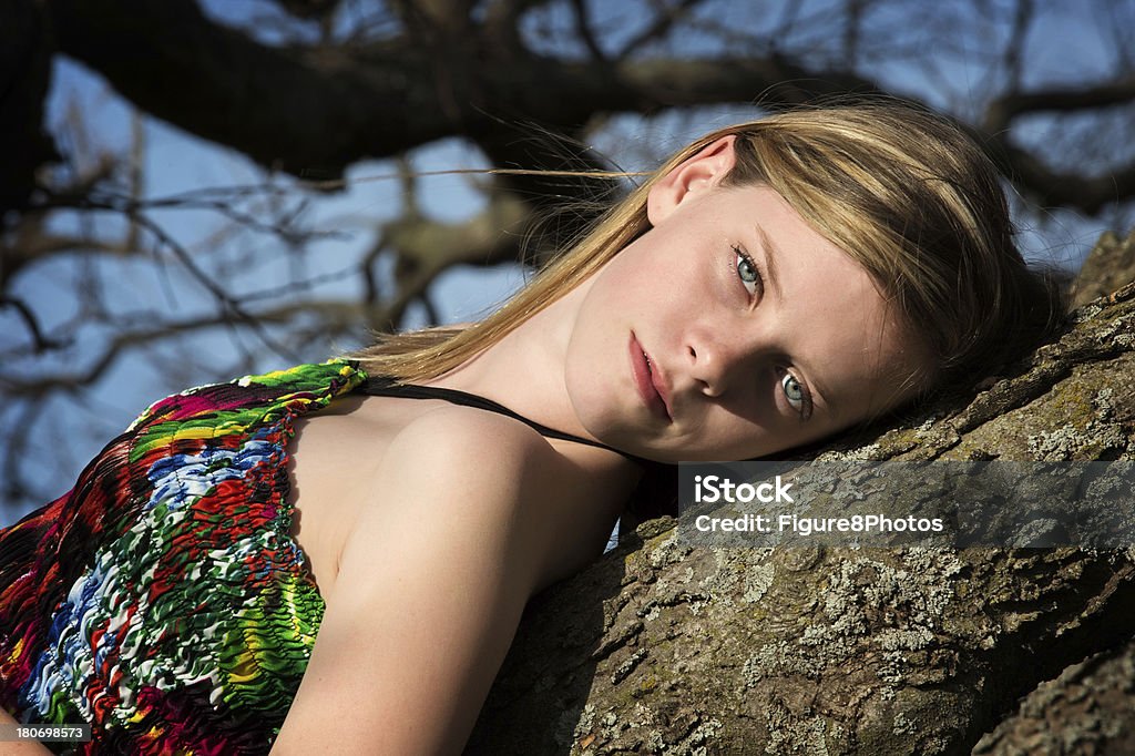 Pre teen ragazza contro albero - Foto stock royalty-free di 12-13 anni