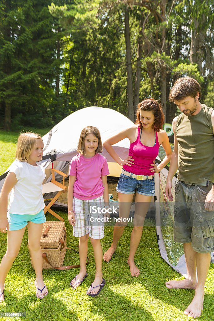 Familia tener un picnic - Foto de stock de Actividad de fin de semana libre de derechos