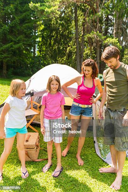 Familia Tener Un Picnic Foto de stock y más banco de imágenes de Actividad de fin de semana - Actividad de fin de semana, Aire libre, Alegría