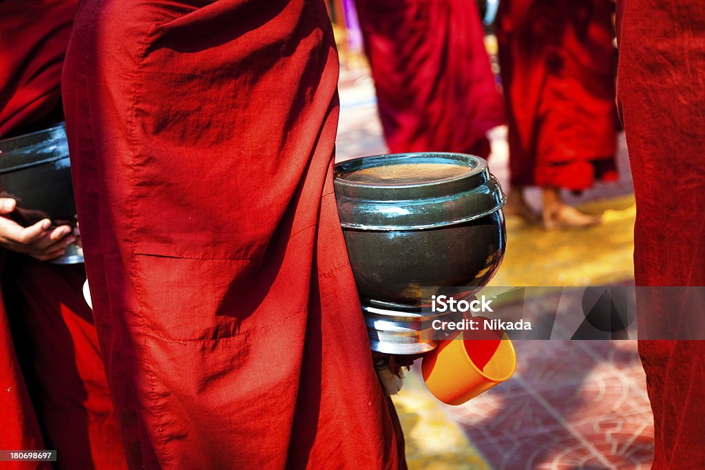 Buddhistische Mönche Betteln für Lebensmittel - Lizenzfrei Abwarten Stock-Foto