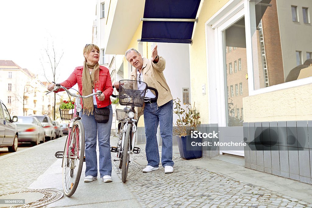 Casal maduro com bicicletas de decidir qual estrada de ciclismo - Foto de stock de Bicicleta royalty-free