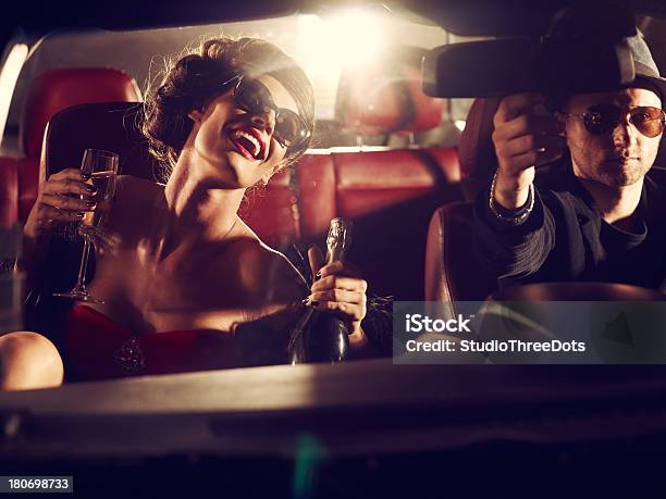 Elegante Mujer En Una Noche Foto de stock y más banco de imágenes de Fiesta - Fiesta, Sensualidad, Parejas