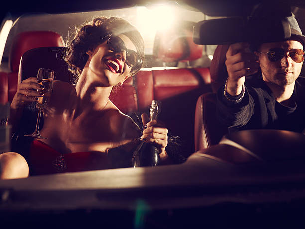 glamour donna in una notte - car men sensuality couple foto e immagini stock