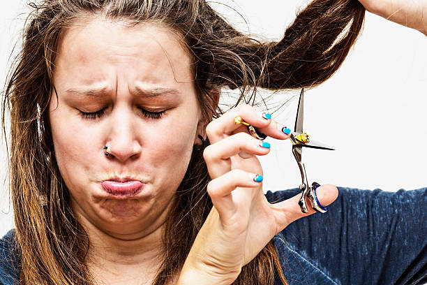 私はこのしておりますのでご了承ください。dreadlocked 女性彼女のヘアカット - terrified hairdresser hairstyle color image ストックフォトと画像