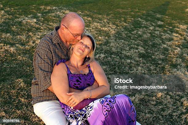 Foto de Romance e mais fotos de stock de 40-44 anos - 40-44 anos, Abraçar, Adulto