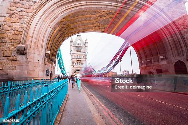 Foto de Tower Bridge e mais fotos de stock de Arquitetura - Arquitetura, Capitais internacionais, Cultura Britânica