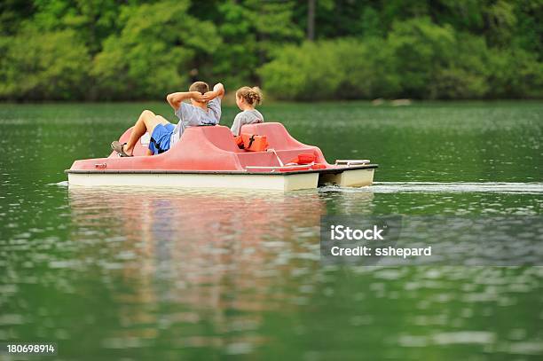 Los Niños Disfrutan Del Apacible Lago Bote De Pedales Foto de stock y más banco de imágenes de Adolescente