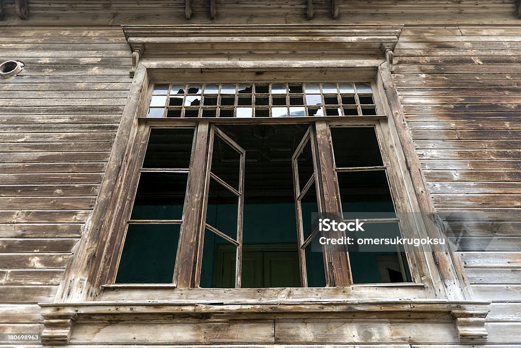 Brokenly ventana) - Foto de stock de Aldea libre de derechos