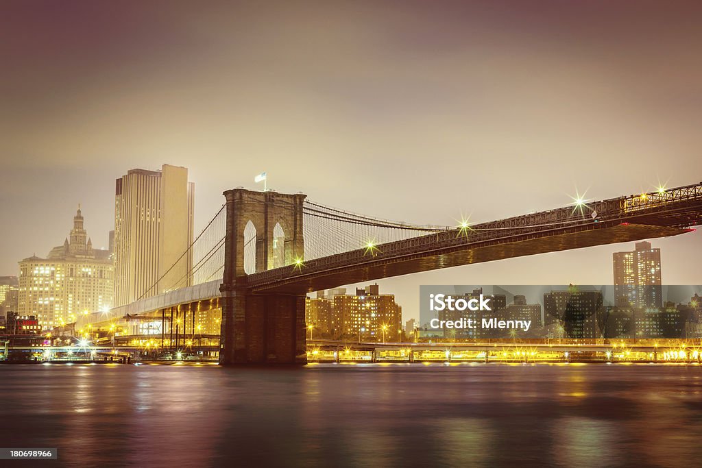Skyline di Manhattan con il ponte di Brooklyn a New York City - Foto stock royalty-free di Manhattan - New York