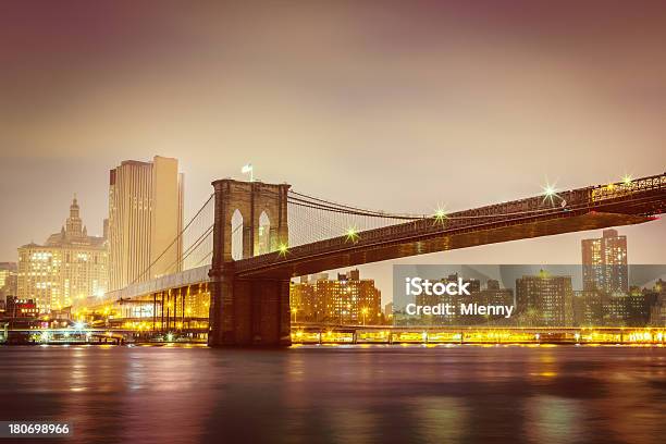 Skyline Di Manhattan Con Il Ponte Di Brooklyn A New York City - Fotografie stock e altre immagini di Manhattan - New York