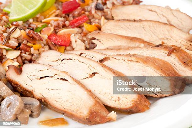 Scheiben Von Huhn Mit Bunten Reis Stockfoto und mehr Bilder von Bildschärfe - Bildschärfe, Fleisch, Fotografie