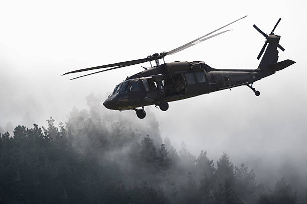 voo de helicóptero sobre a floresta enevoada - transport helicopter - fotografias e filmes do acervo
