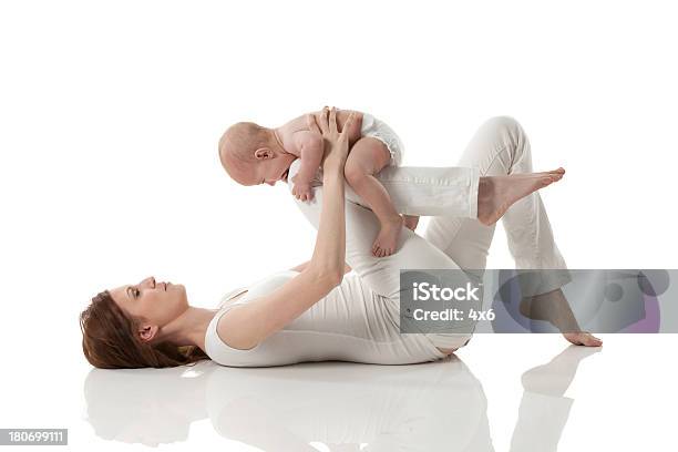 Verspielte Mutter Mit Ihrem Baby Stockfoto und mehr Bilder von 12-17 Monate - 12-17 Monate, Alleinerzieherin, Auf dem Rücken liegen