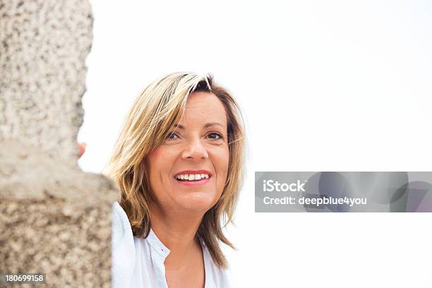 Retrato De Mujer Madura Feliz Al Aire Libre Foto de stock y más banco de imágenes de 50-54 años - 50-54 años, Gordo - Complexión, Mujeres